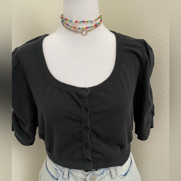 Black Buttoned Cropped Top - Picture 2 of 7